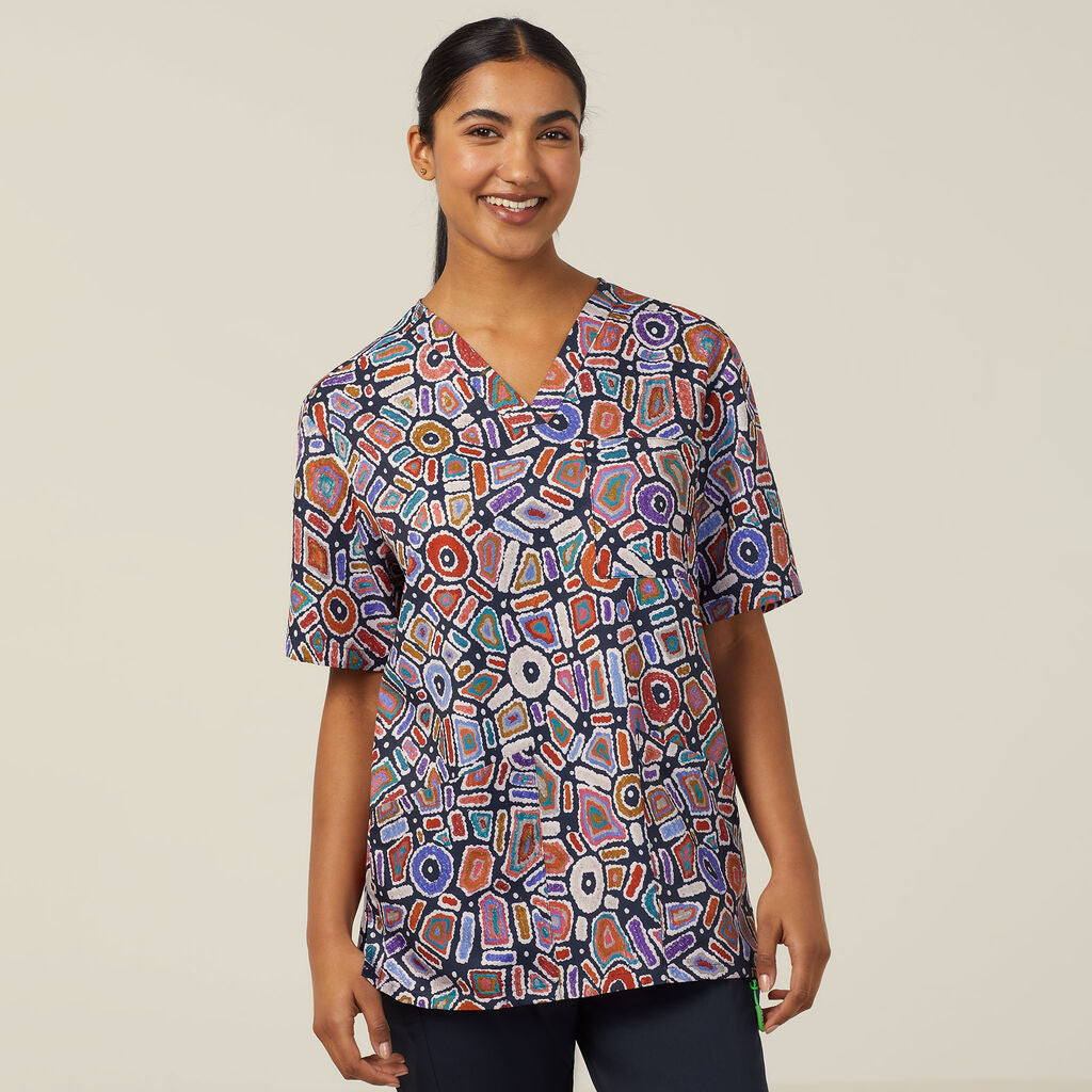 POLYESTER PRINT WATER DREAM INDIGENOUS SCRUB TOP